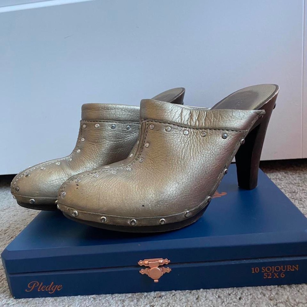 Gold Mules with Chunky Heel and Decorative Perforations